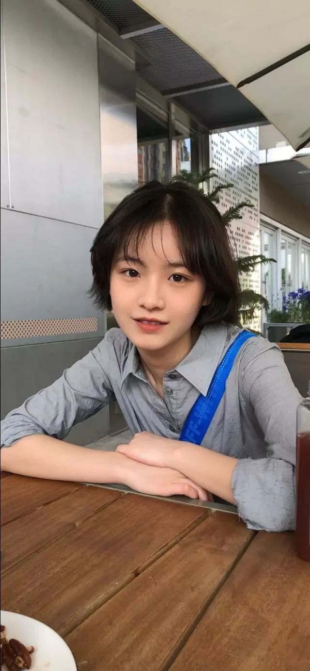 小欢喜中饰演乔英子的李庚希私下可甜可盐,耐看