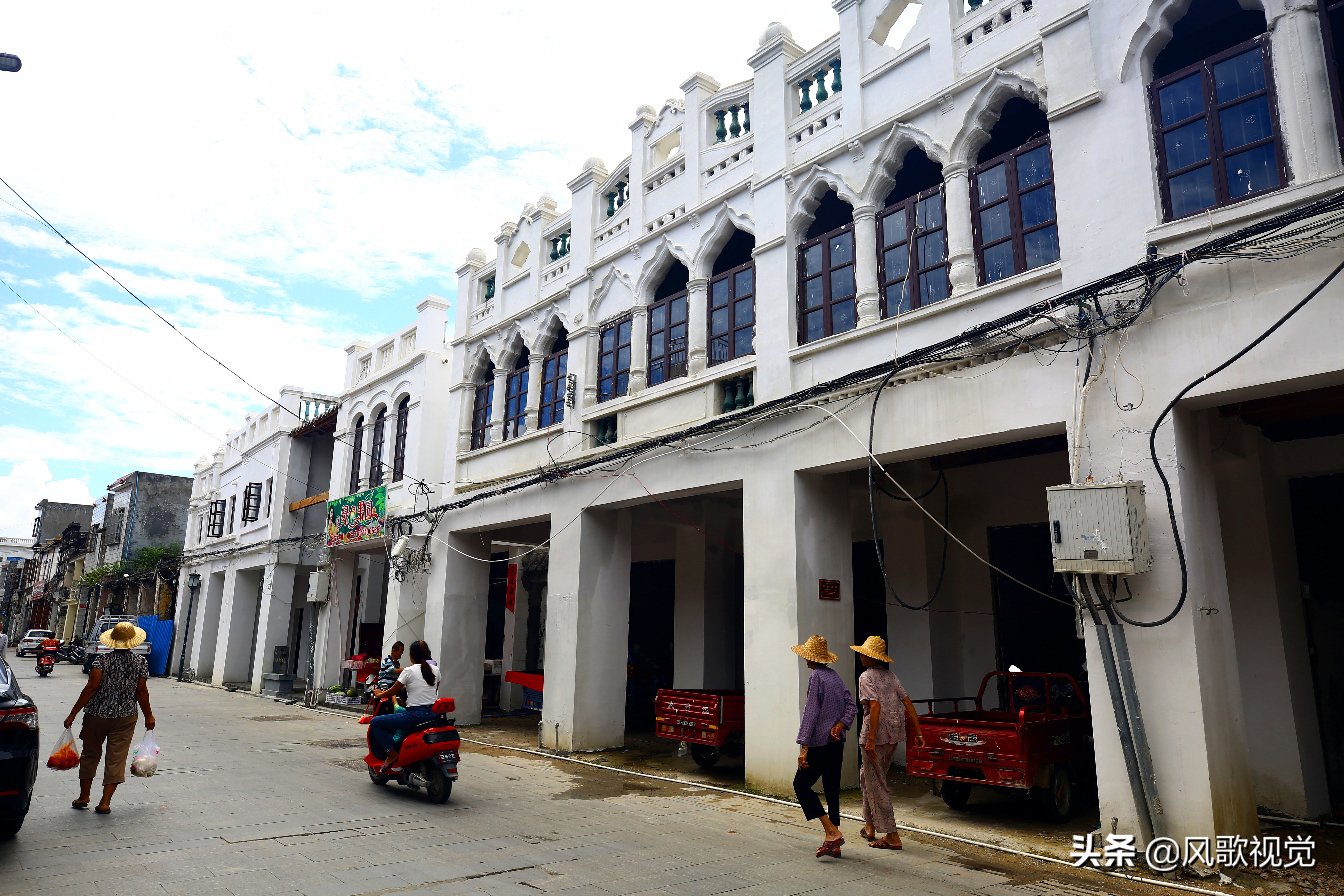 1/ 12 海南三亚崖州有民国时期历史骑楼街区,牌坊骑楼街区.