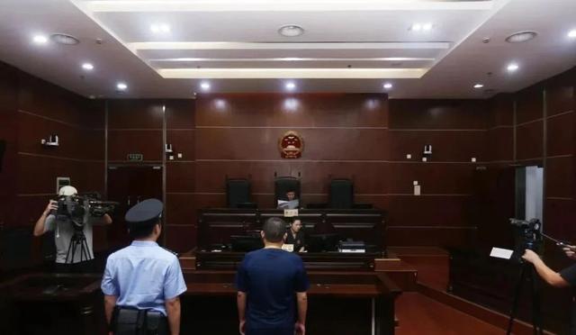 8月21日下午,上海市奉贤区人民法院对汤某,仇某等两起拒执罪案件进行