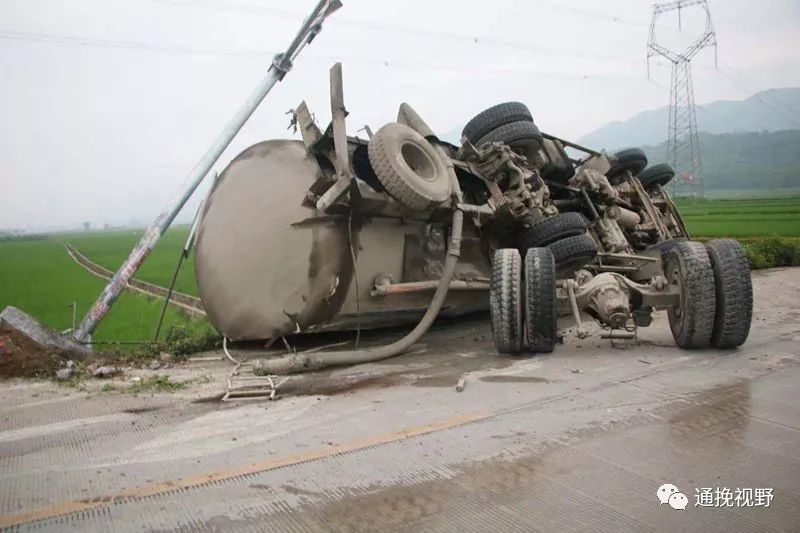 慢点武宣通挽的这个十字路口容易出事故