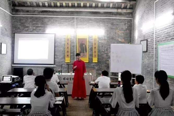 7月13日,成都明伦书院施文忠院长走进傲农生物科技有限公司,在傲农第