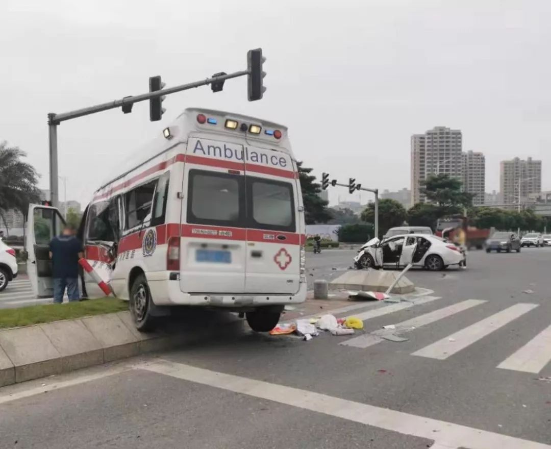 南宁1天2起车祸！环卫工被撞身亡、小轿车被撞面目全非、现场惨不忍睹！他们的悲剧警醒每个人......