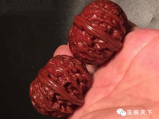 1,打手:核桃的重量比较大,我们的揉搓的时候,就觉得会有撞手的感觉.