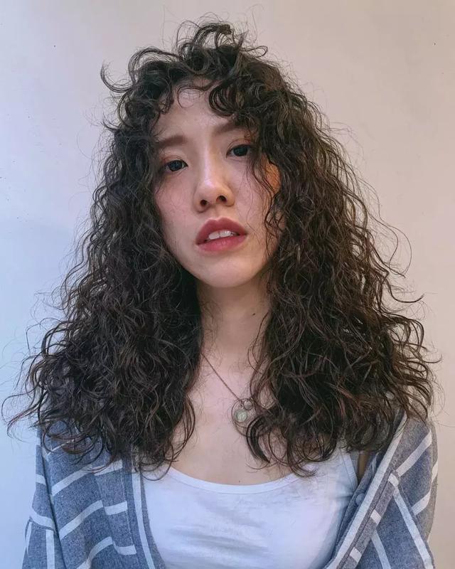 2019初秋最流行的"全头烫"