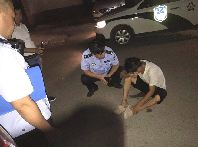 男子情绪崩溃驾车驶离 民警追赶安抚情绪