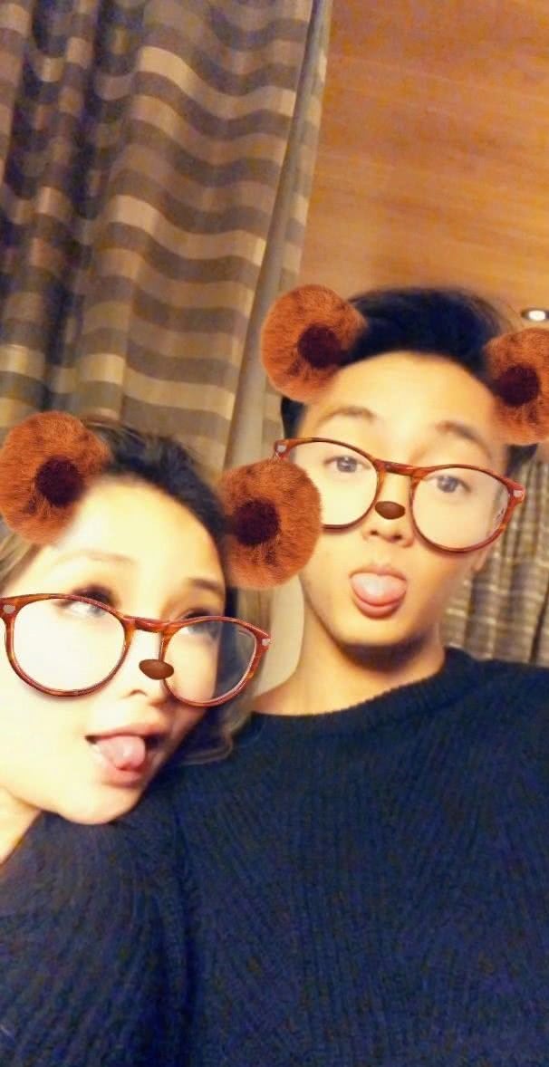 萧亚轩晒与小男友亲吻照,黄皓脸颊留下红唇,害羞得像只小绵羊 作者: 来源:素素娱乐 萧亚轩晒与小男友亲吻照,黄皓脸颊留下红唇,害羞得像只小绵羊 作者: 来源:素素娱乐