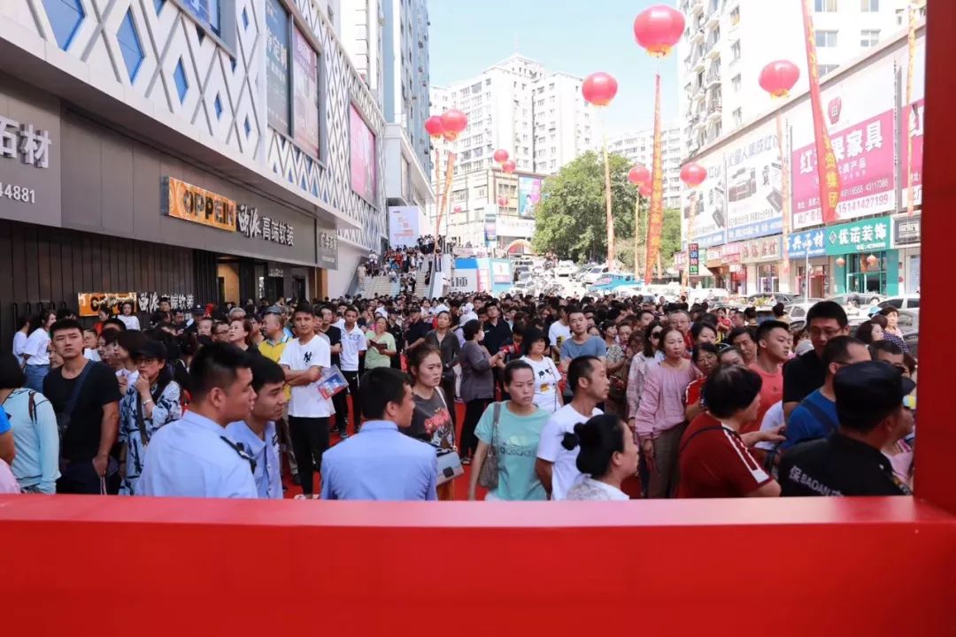 白红常务副会长出席居然之家本溪店开业庆典