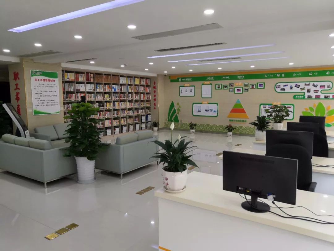 图为:"职工书屋"一角