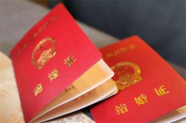 士可选择任一方户口所在地民政局,经4道程序就