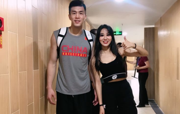郭艾伦手指受伤但不影响发段子偷看美女啦啦队热舞的表情亮了