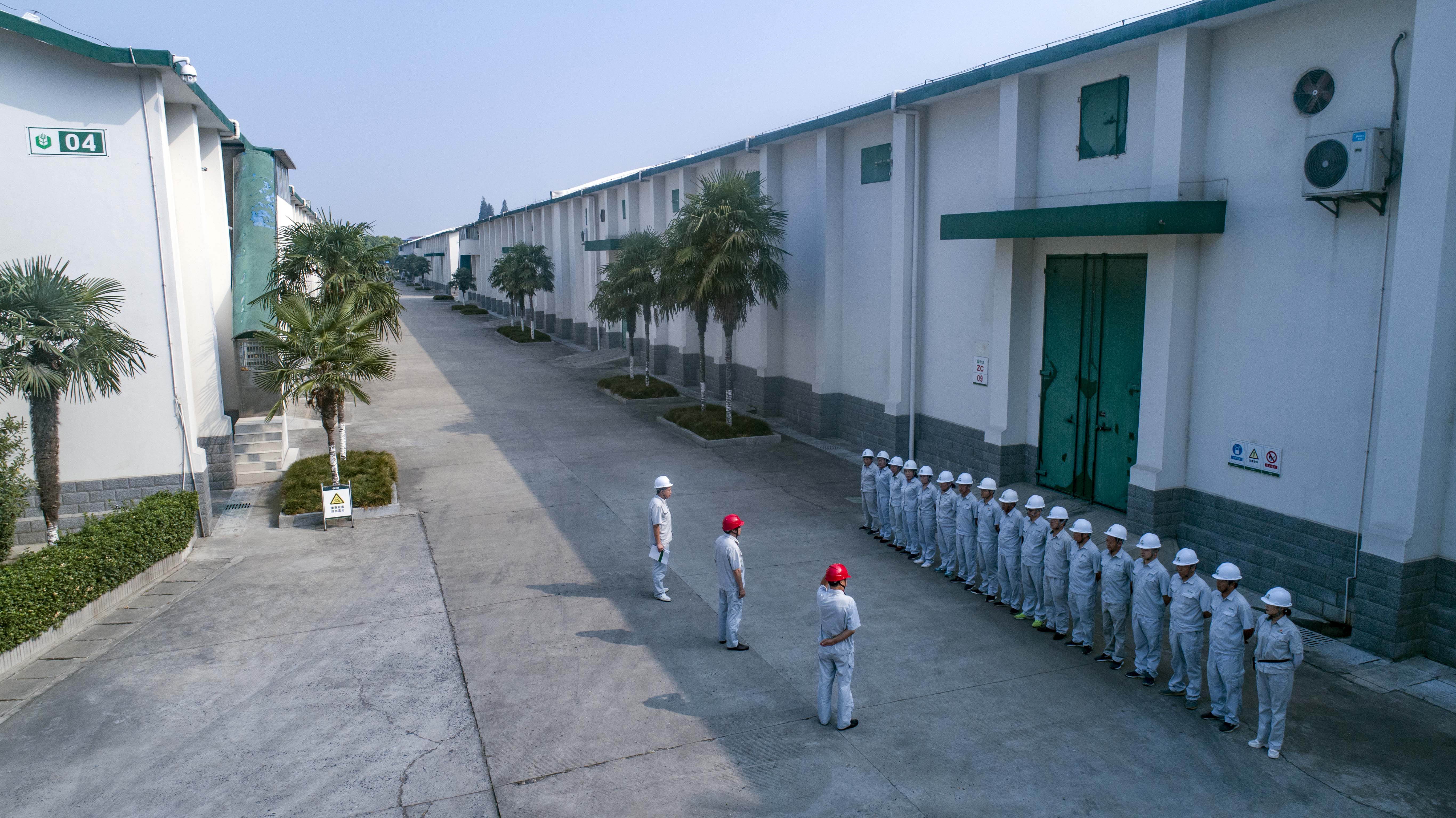 8月25日 , 中储粮襄阳直属库的职工在粮库内进行粮情检测 .