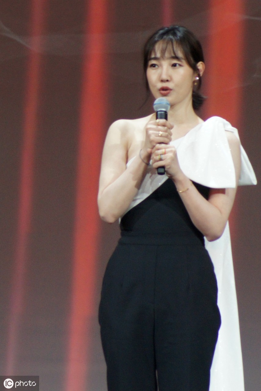 女星白百何,第四张抓拍的女神表情好怪异