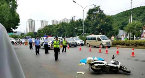 湖北黄石磁湖路发生交通事故 一人不幸身亡