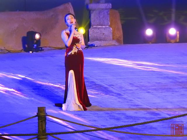 神木才女李雪旖在榆溪坊唱响陕北民歌