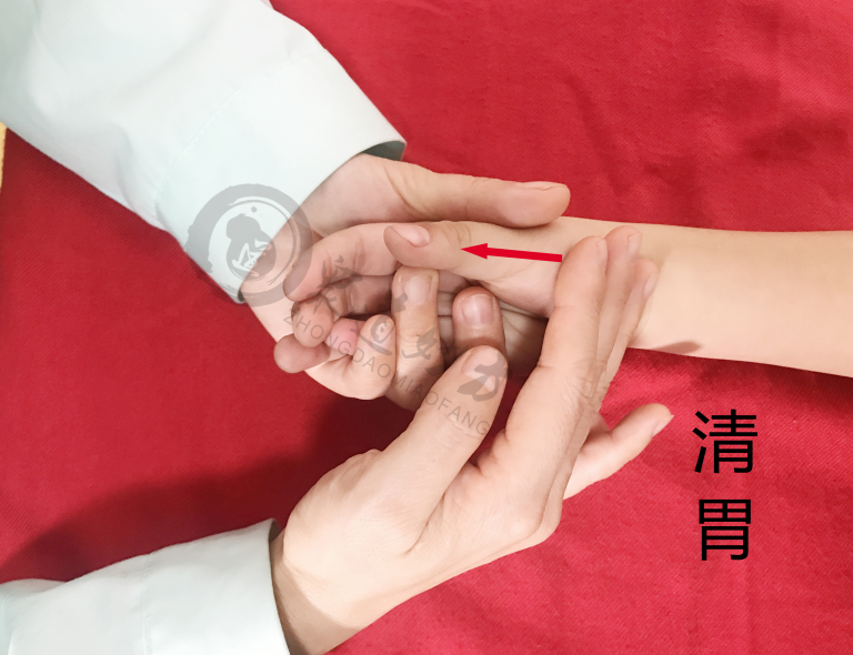                     小孩积食？——用众道妙方消积精油一招制胜！不吃药还好得快~