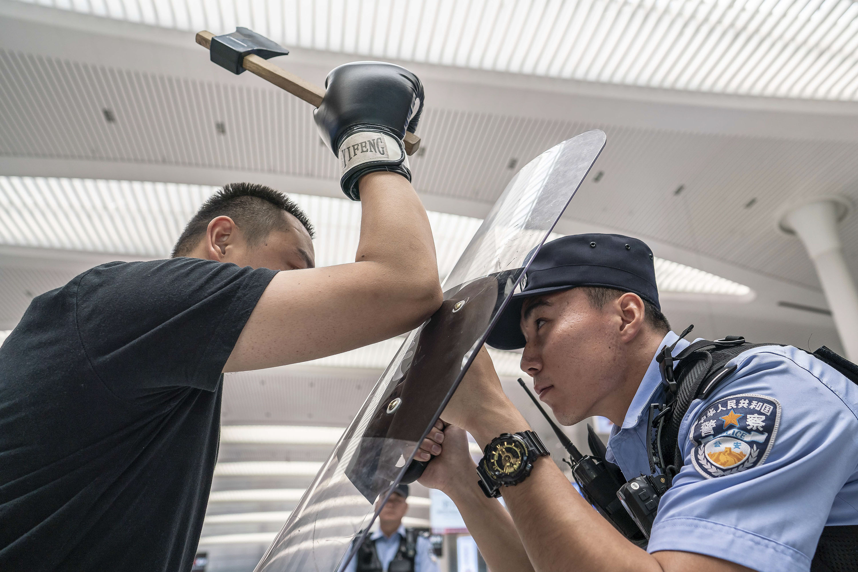 民警使用盾牌对嫌疑人进行跪压控制