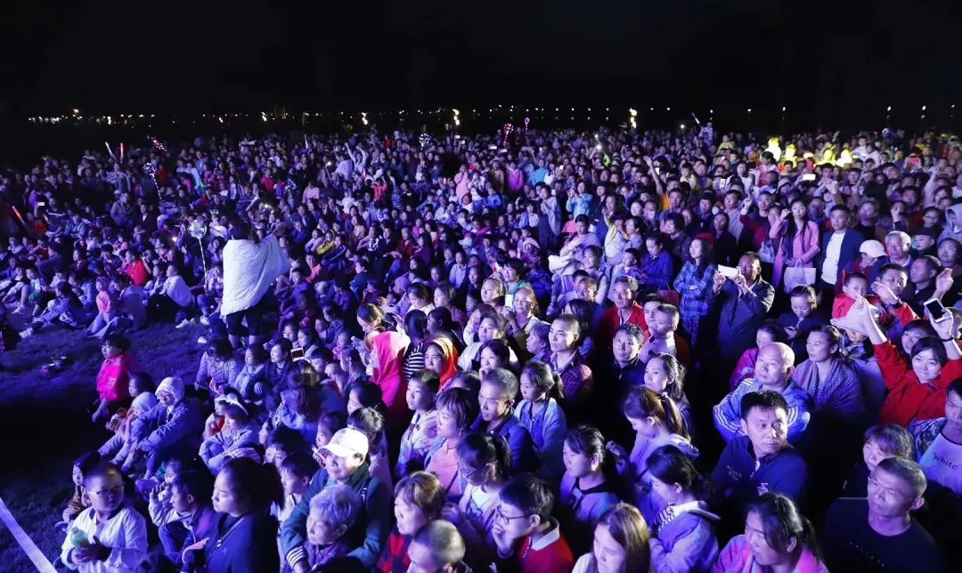 (啤酒节晚会现场座无虚席,男男女女老老实实期待这激情盛夏)