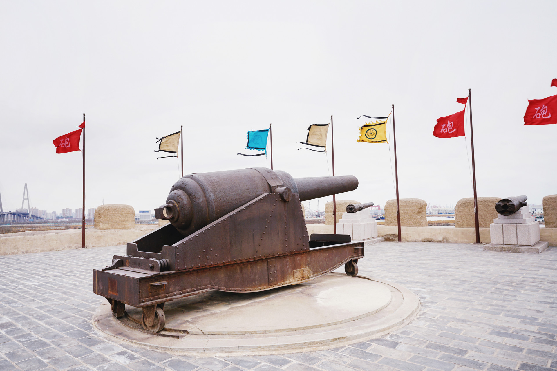 天津大沽口炮台，始于明代，为防倭寇而建，成了海防要地