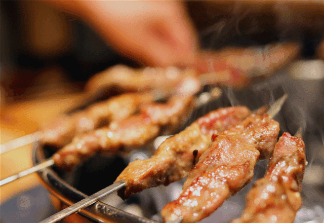 花10块钱,就能在西固这家烤肉店吃整整一斤斤斤斤秘制