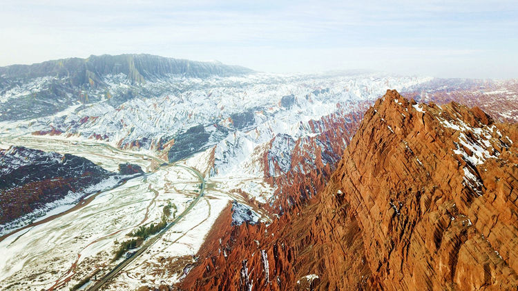 塔里木盆地位于什么山脉之间 c79c6d95165a407fae103234e24be7f2.jpeg