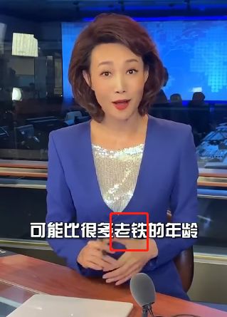 央视主持人康辉穿短裤播新闻大腿直接暴露网友好奇是否扣工资