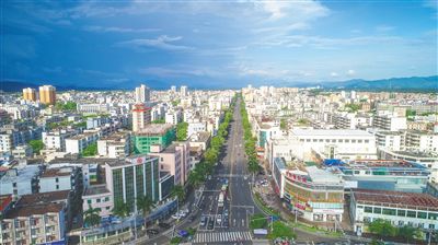 "8月25日,在万宁市万城镇第二农贸市场,正在买菜的居民陈娜笑着告诉