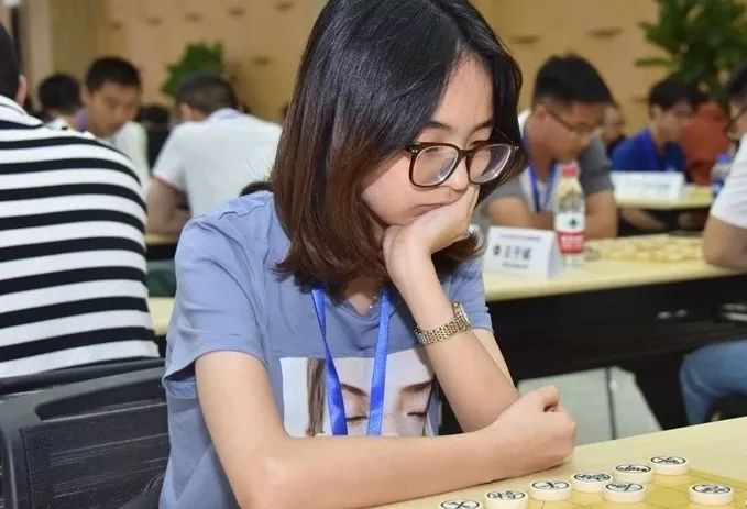 国家级象棋大师:唐思楠(公共管理学院)本次比赛男子组共赛9轮,女子组