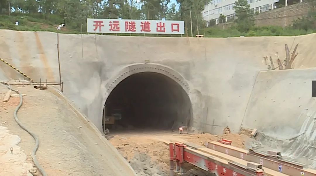 这个隧道分为 明洞段和 暗洞段.