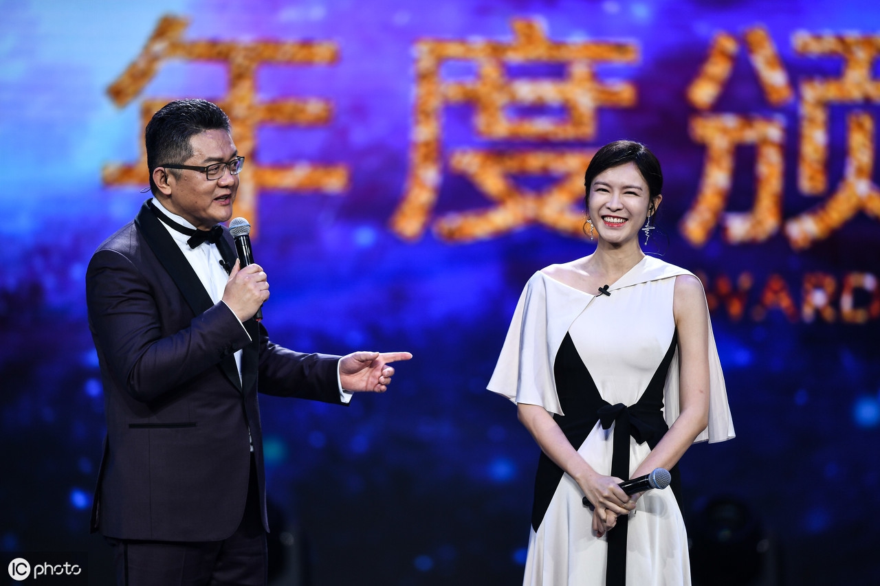 女星李艾出席活动照,第一张和蔡康永的合照满满都是亮点