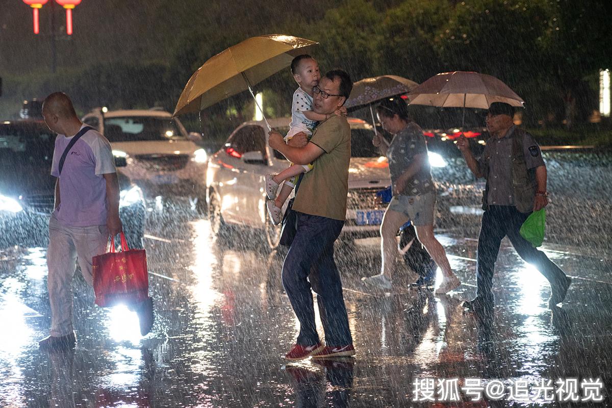 西安傍晚突降大雨,晚归市民措手不及,淋成落汤鸡