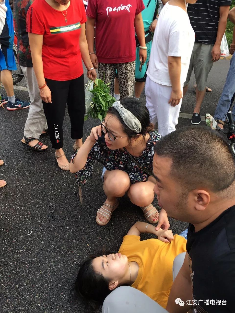 女子骑车摔倒意识模糊两名路人紧急救助