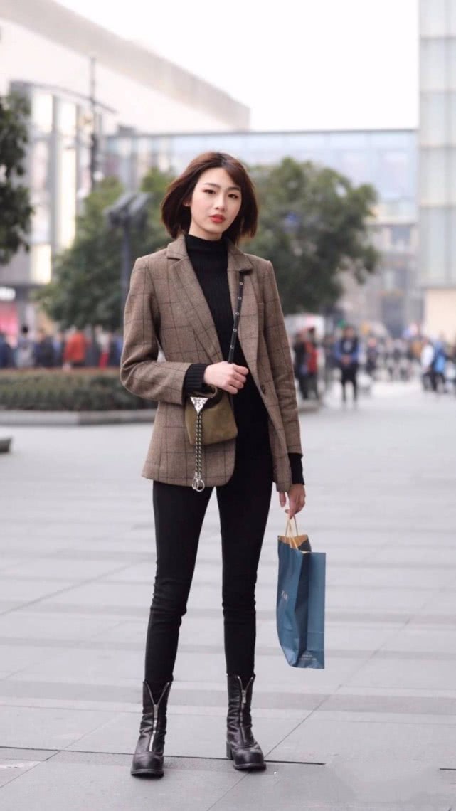打底裤搭配看起来精气神十足,简简单单就能衬托优雅的气场 打底裤搭配看起来精气神十足,简简单单就能衬托优雅的气场