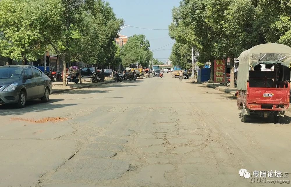 水泥街道坑坑洼洼,估计是枣阳最差的街道.