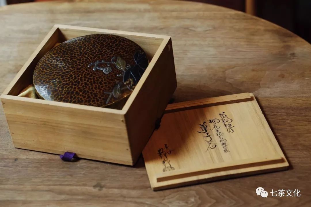 【夢工房】金谷 五郎三郎 造 黄唐銅 大型 壷式 花瓶　唐木台付　在印　本体重さ2358ｇ　台付高さ33.8㎝　L-500 金谷五郎三郎 唐銅管耳花瓶 金谷五郎三郎 唐銅管耳花瓶 -