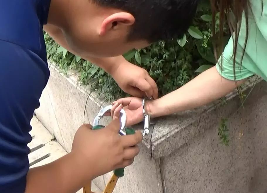 是119吗?我是110呀!手铐打不开啦.