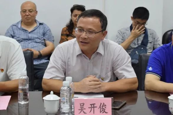 广州大学党委书记屈哨兵教授,副校长吴开俊教授,副校级领导张强同志