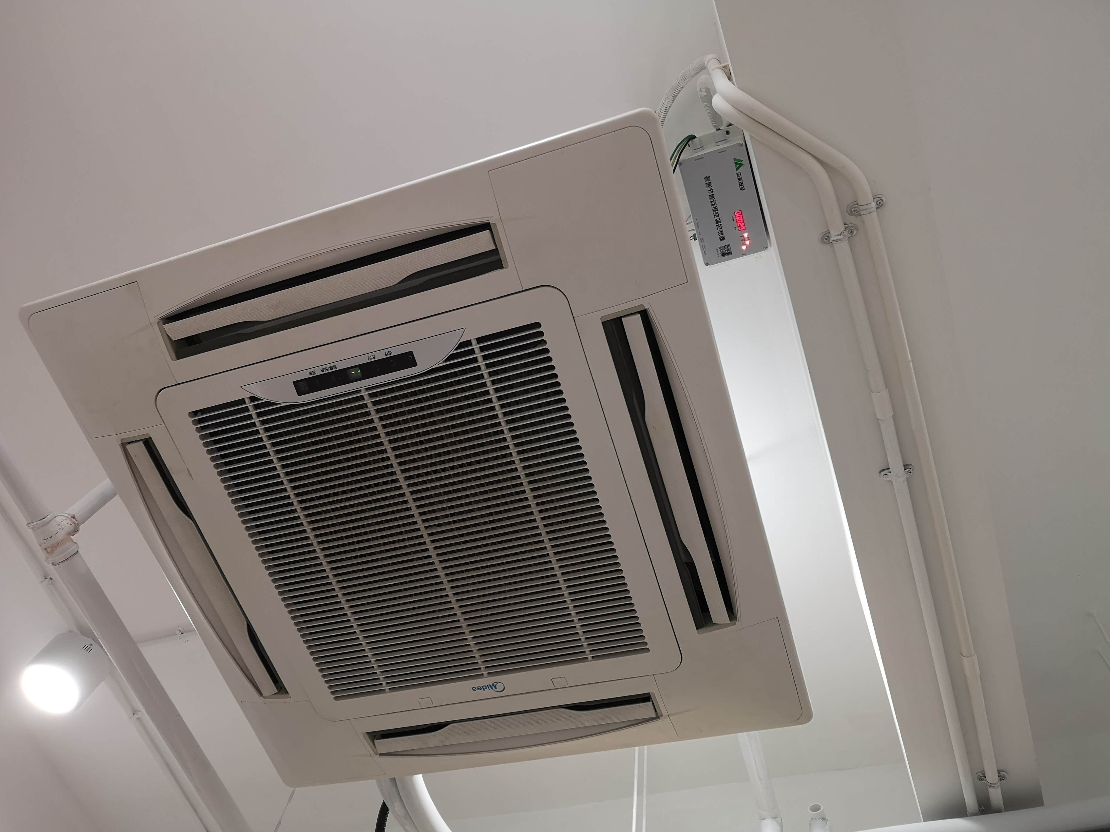 在装上派谷电子智能节能远程空调控制器后,设置制冷和采暖时对应房间