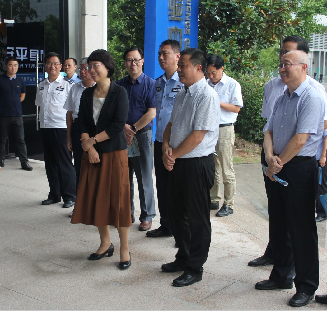 市人大常委会副主任周键云一行来我县视察打击整治赌博违法犯罪工作