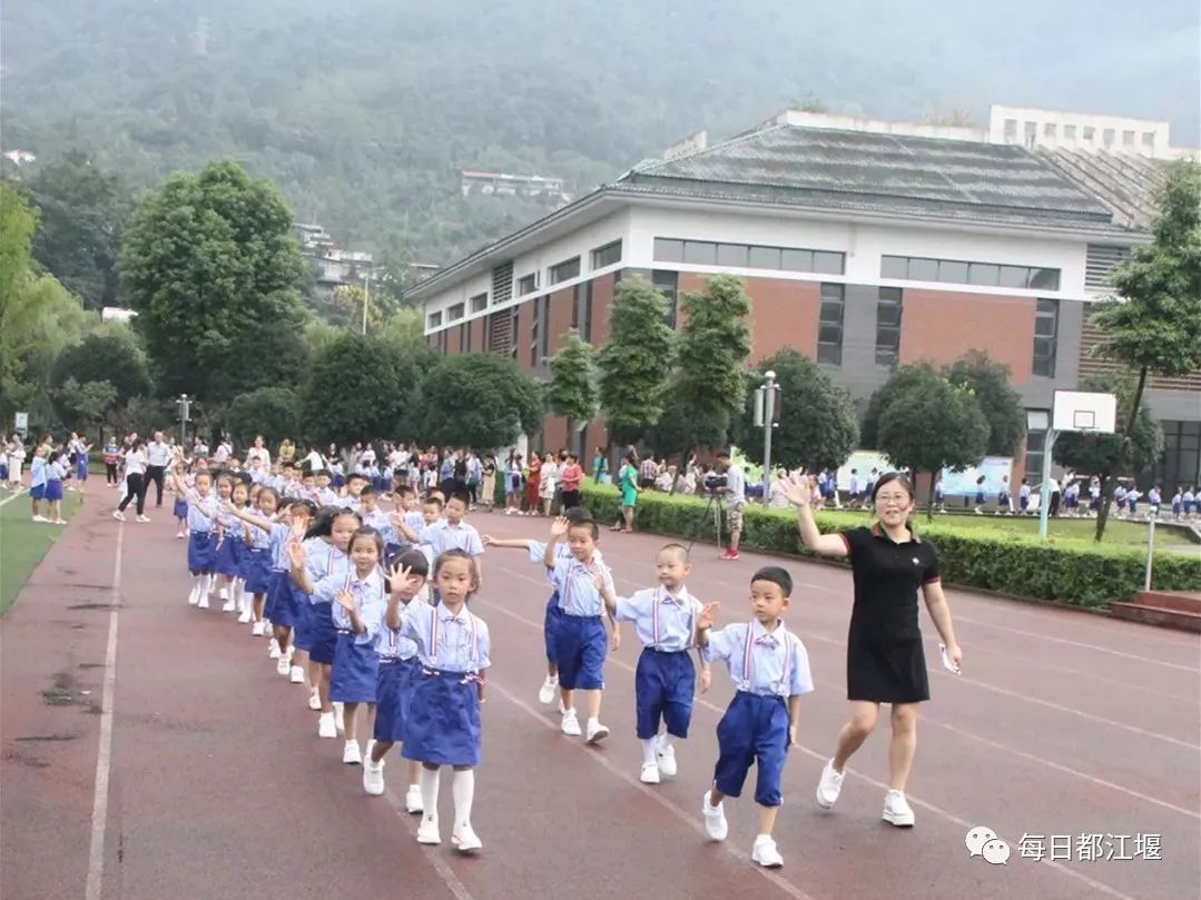 围观快来为都江堰市北街小学这位成都市十佳班主任点赞