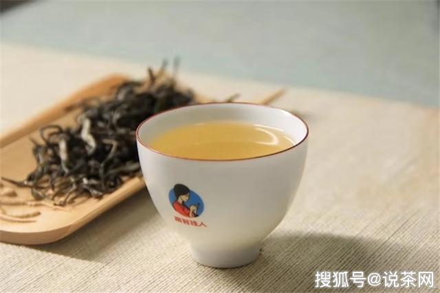 为何刚压好的普洱茶饼，香气没有散茶好？