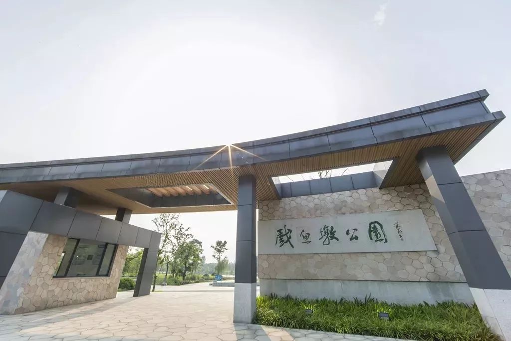 此路路经《万历志》记载之"戏鱼墩,今为"戏鱼墩公园,故名.