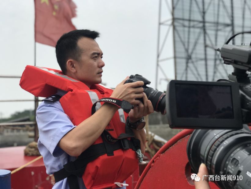 队伍开进到哪里，镜头就对准哪里——“战地摄像师”梁史卓