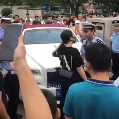 劳斯莱斯堵急救通道女司机拘留期现其他犯罪！北京与原籍警方正查