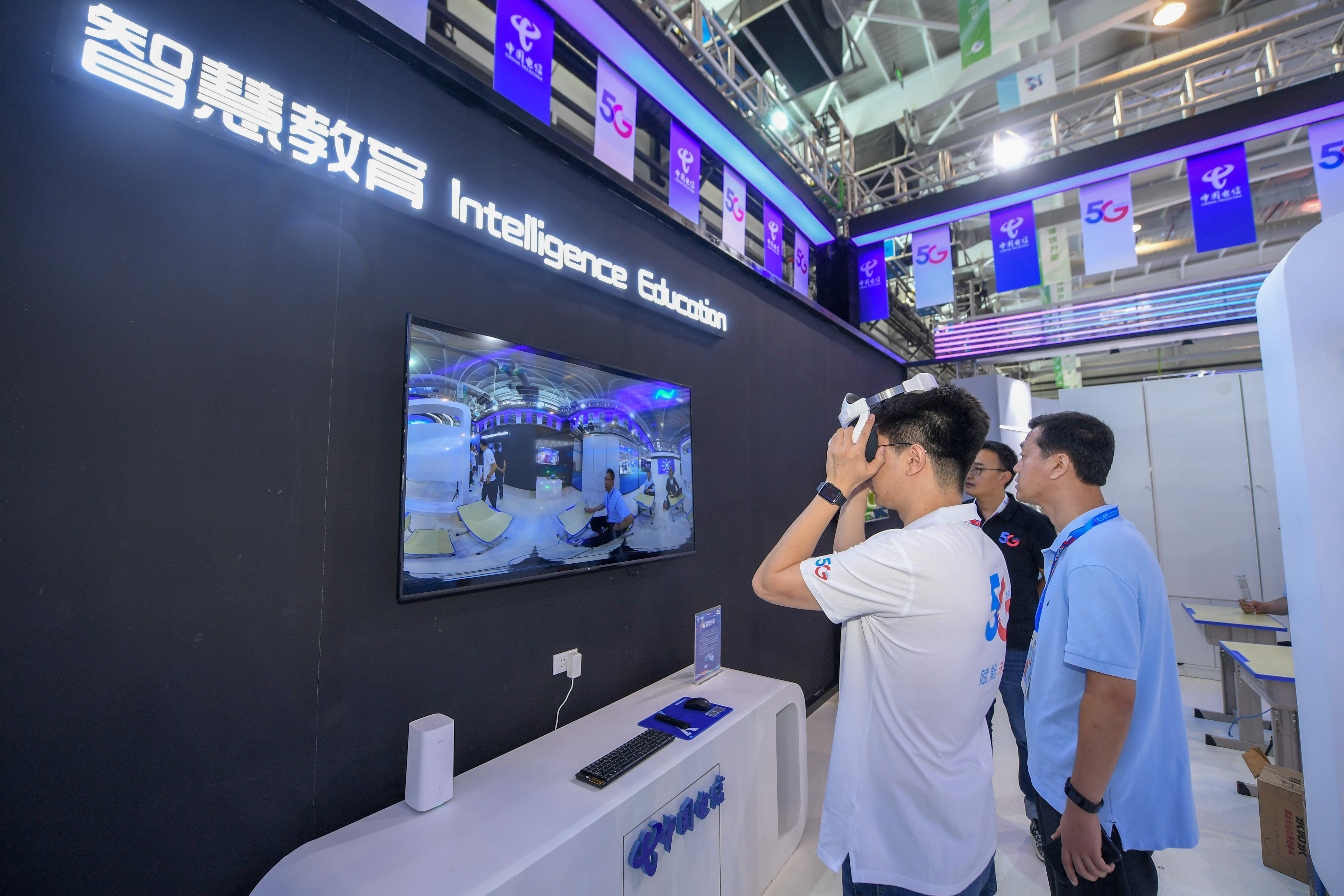 在第十二届中国-东北亚博览会上,工作人员利用vr眼镜展示5g智慧教育