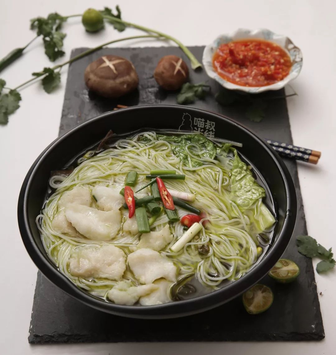 藤椒鱼片米线藤椒牛肉米线鲜香麻辣十足,口感加倍!