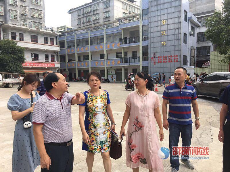 邵阳市人大科教文主任龙飞云率队调研新宁县化解大班额及芙蓉学校建设
