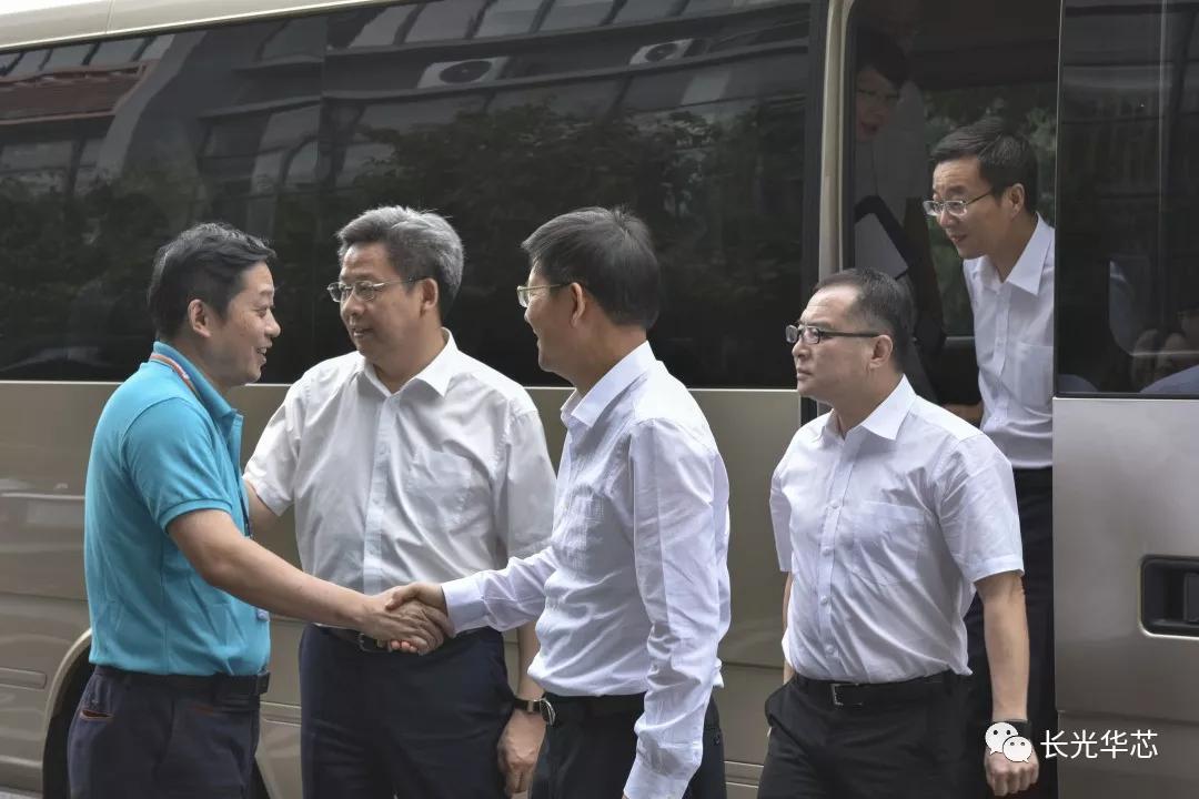 市政府秘书长周伟,高新区党工委书记,区长吴新明,区领导陈明参加调研