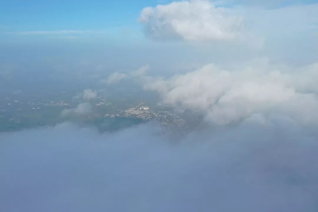 今天早上看见山上雾比较大,就带着无人机上山了,当时山顶云雾缭绕,无