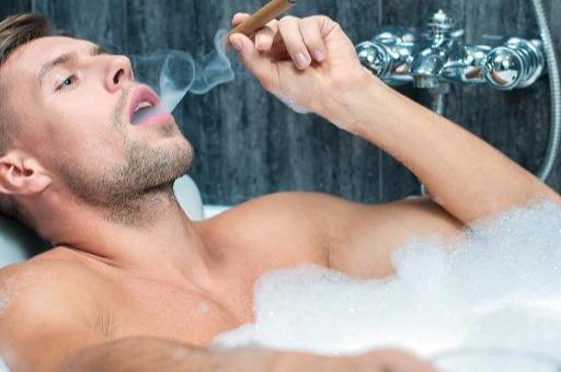男人洗澡时,多搓搓3个部位,打通身体后,肾脏也会更"有