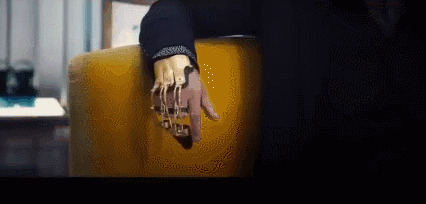 可是年轻时的他们曾是在一个帮派的生死兄弟 那时他们都在正兴帮 但